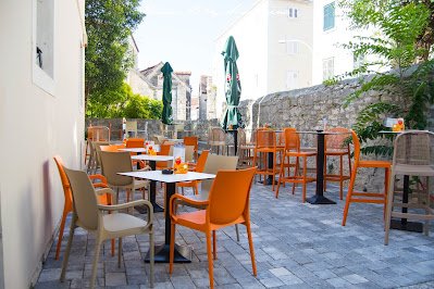 Art Gallery Cafe Music Bar Split